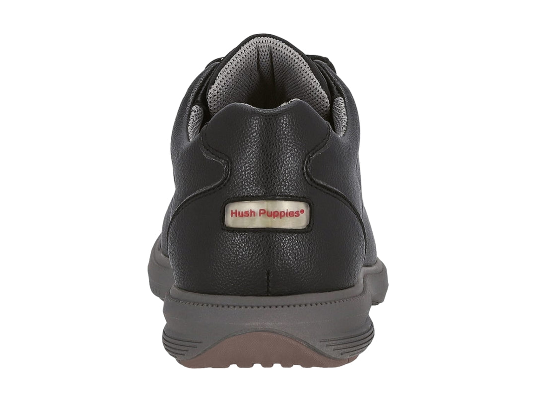 Zapato casual negro de la marca Hush Puppies con suela gris y cierre de agujetas.