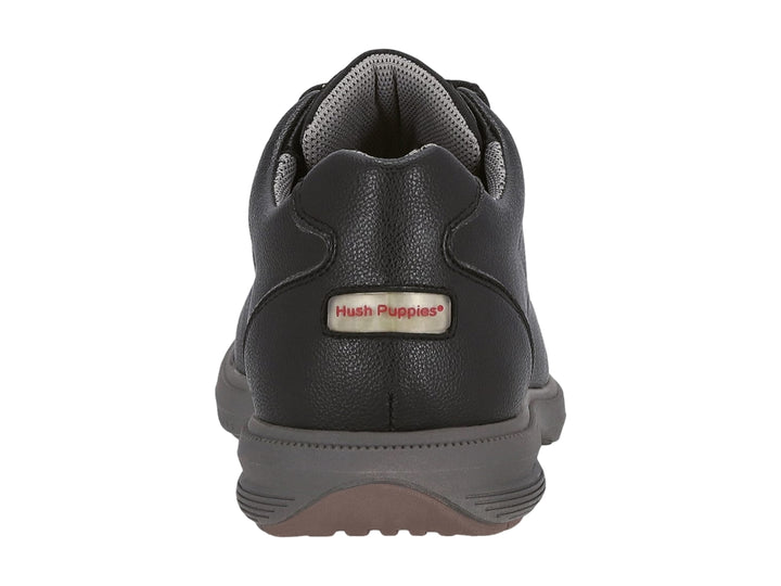 Zapato casual negro de la marca Hush Puppies con suela gris y cierre de agujetas.