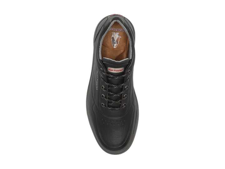 Zapato casual negro de la marca Hush Puppies con suela gris y cierre de agujetas.