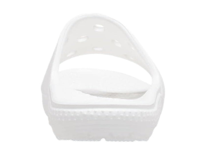 Par de sandalias Crocs Classic Slide V2 en color blanco con perforaciones circulares en la banda superior.