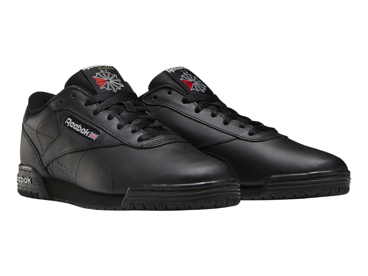 Tenis Reebok Exofit Lo en color negro con logotipo blanco en el lateral y la suela.