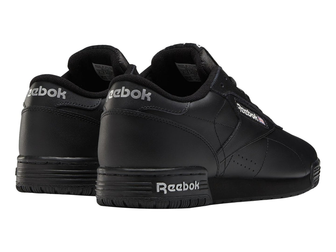 Tenis Reebok Exofit Lo en color negro con logotipo blanco en el lateral y la suela.