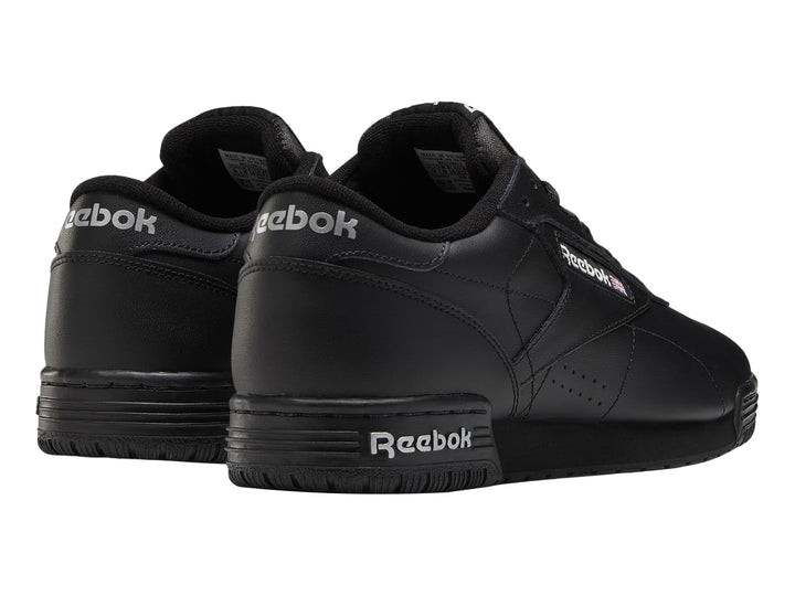 Tenis Reebok Exofit Lo en color negro con logotipo blanco en el lateral y la suela.