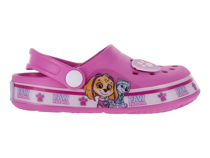 Sandalia tipo clog color fiusha con estampado de personajes de Paw Patrol.
