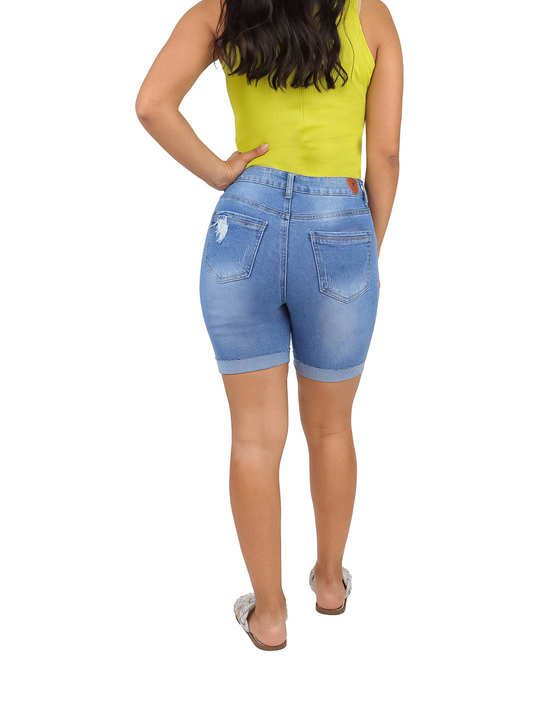 Shorts de mezclilla color azul claro con efecto desgastado en la pierna.