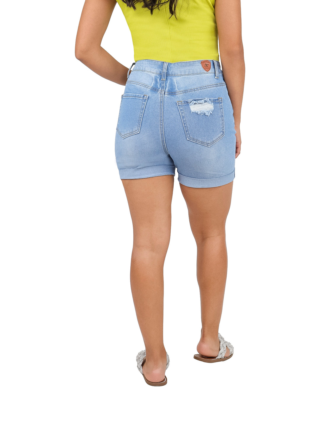 Shorts de mezclilla color azul claro con efecto de destrucción y acabado deshilachado.