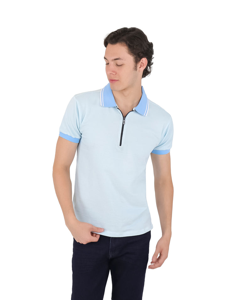 Hombre con playera polo azul claro de manga corta y cierre frontal.