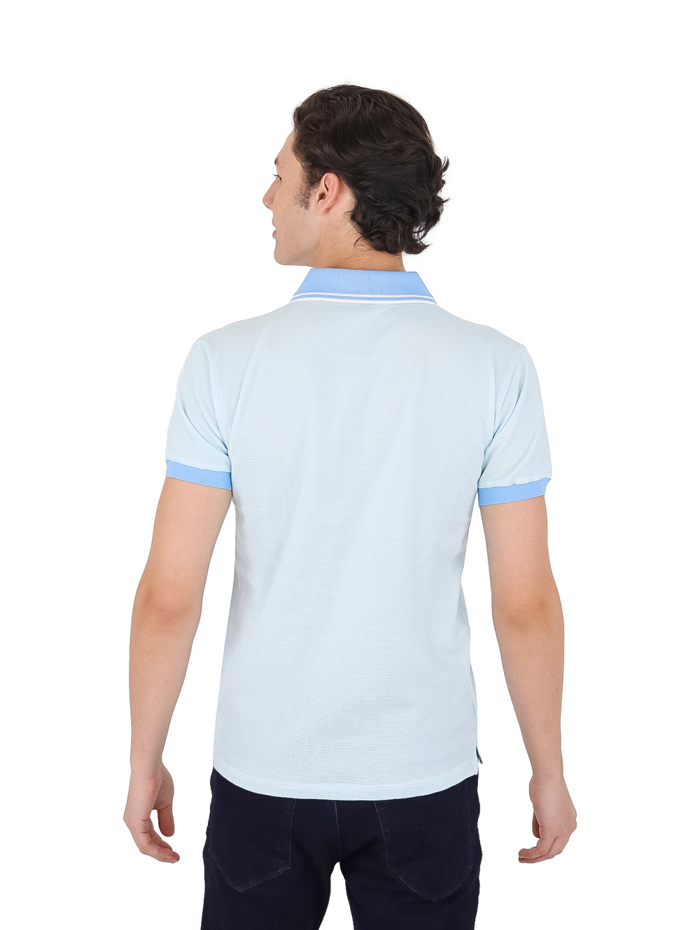 Hombre con playera polo azul claro de manga corta y cierre frontal.