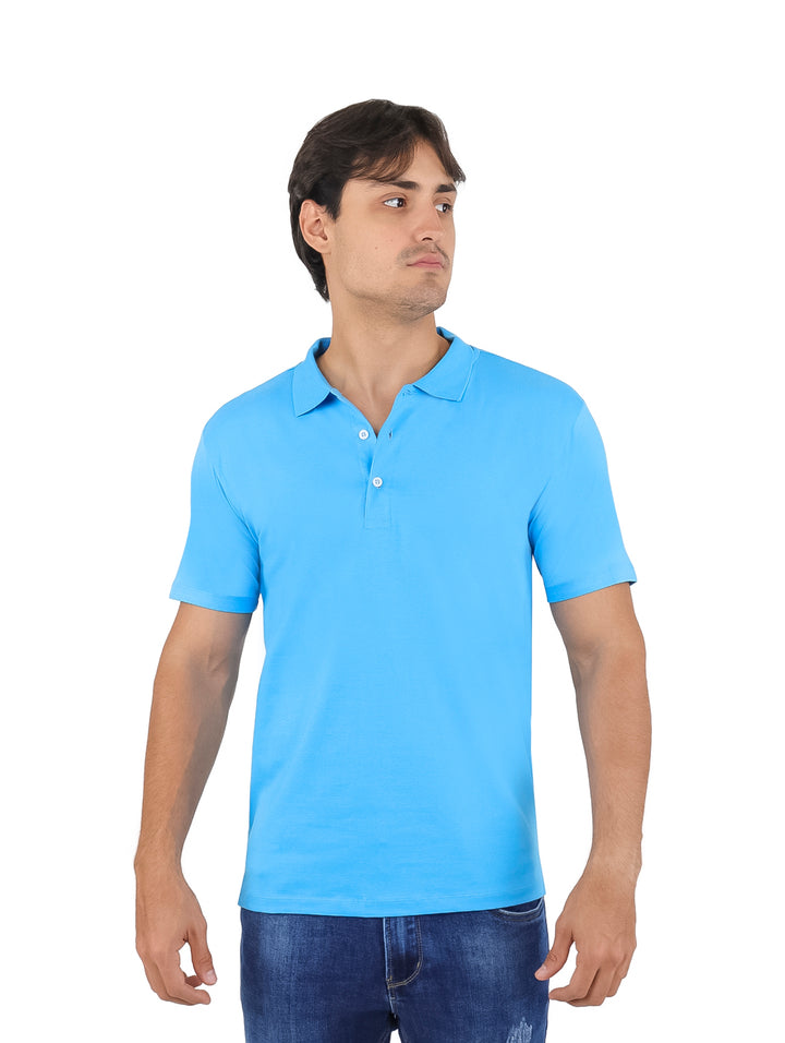 Hombre vistiendo playera polo color turquesa de manga corta y cuello con botones.