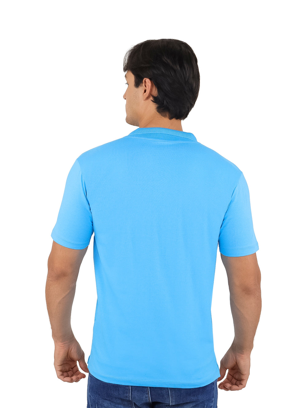 Hombre vistiendo playera polo color turquesa de manga corta y cuello con botones.