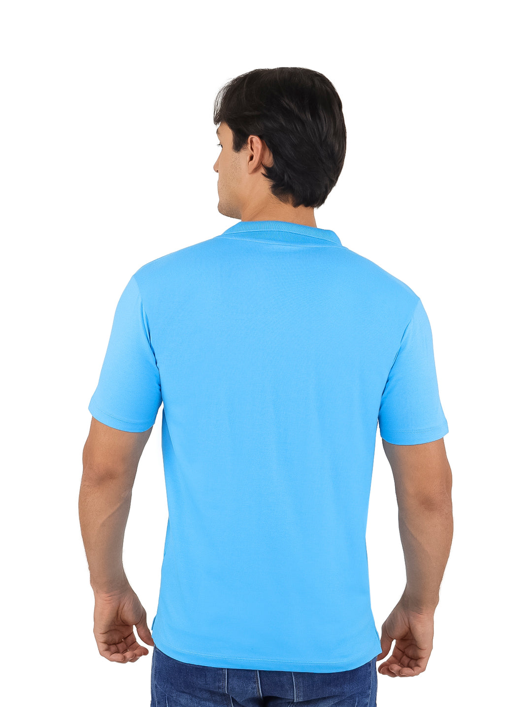 Hombre vistiendo playera polo color turquesa de manga corta y cuello con botones.