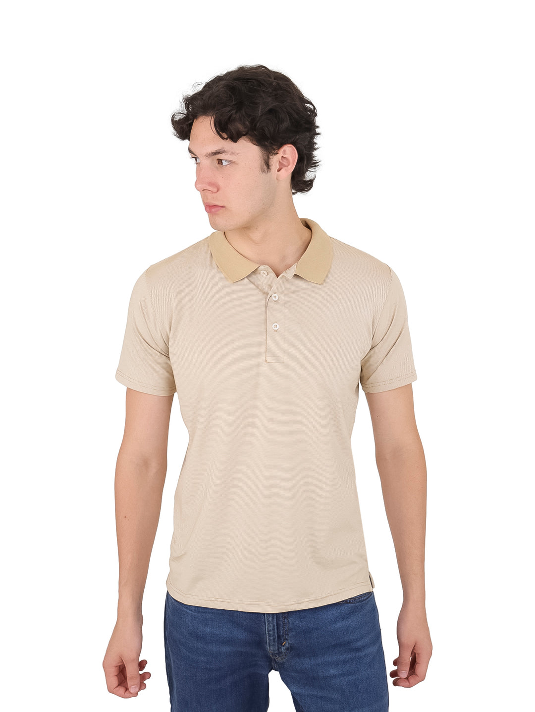Hombre vistiendo una playera polo de color almendra y pantalones azules.