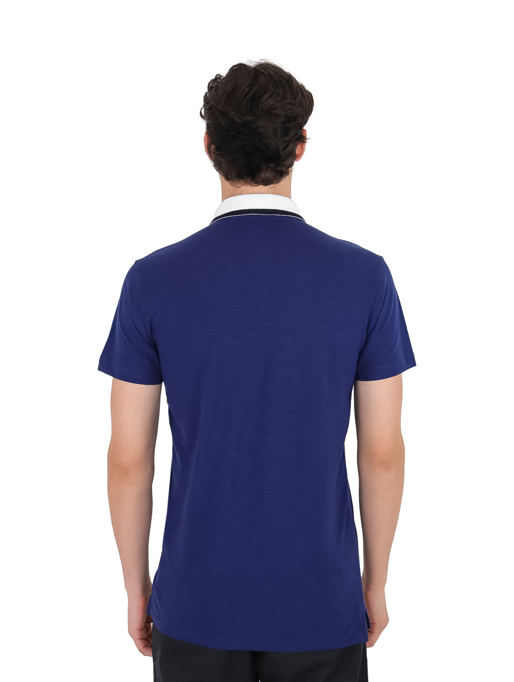 Hombre vistiendo playera polo color azul marino con cuello blanco.