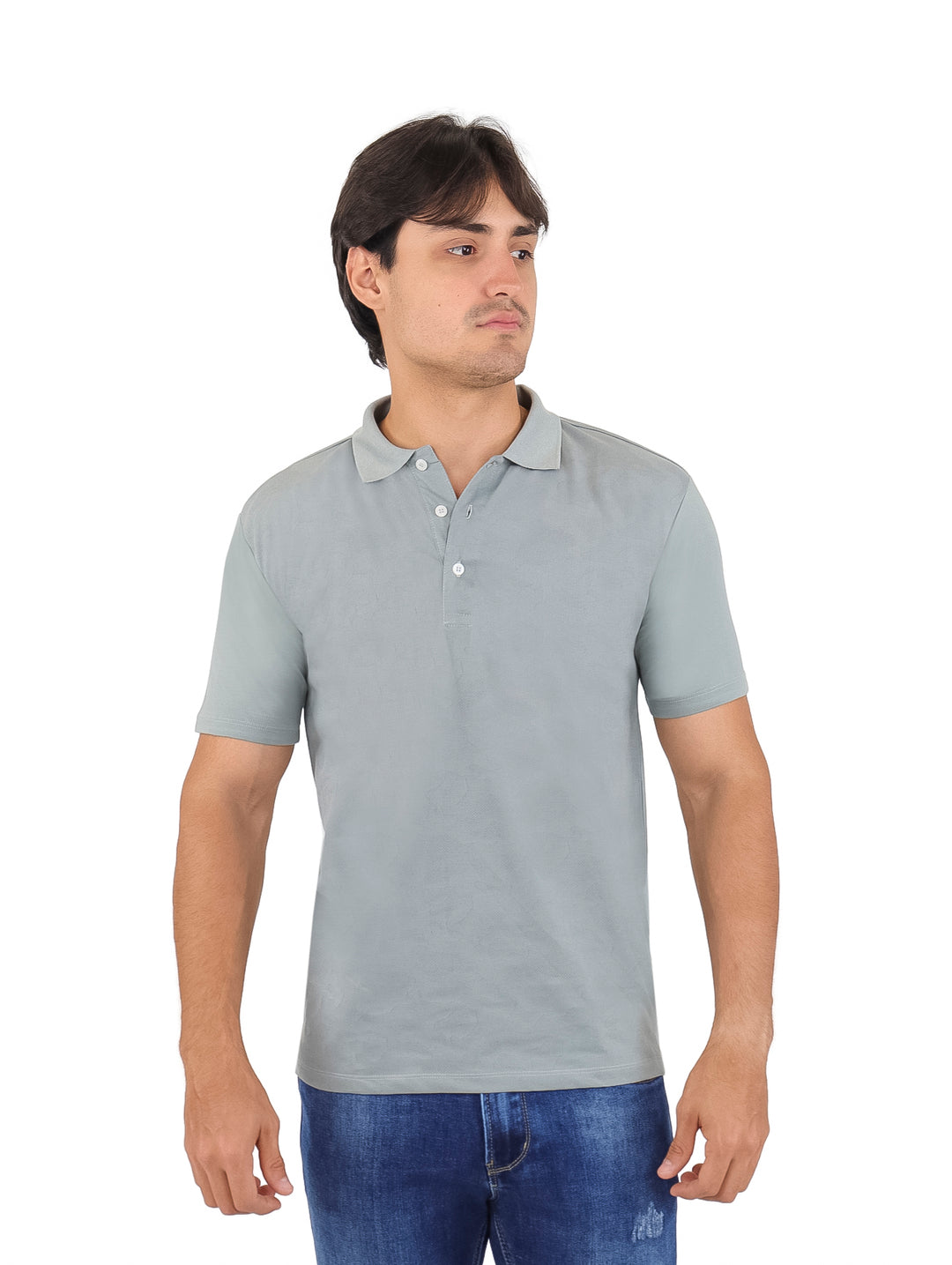 Hombre vistiendo una playera polo color gris de manga corta con cuello y botones.