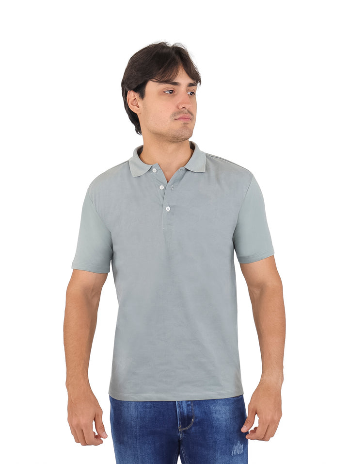 Hombre vistiendo una playera polo color gris de manga corta con cuello y botones.