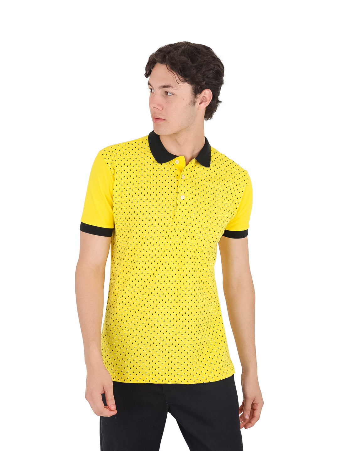 Playera polo amarilla con estampado de puntos negros y detalles en negro en el cuello y mangas.