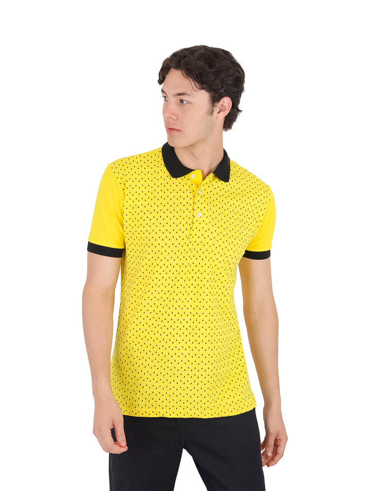 Playera polo amarilla con estampado de puntos negros y detalles en negro en el cuello y mangas.
