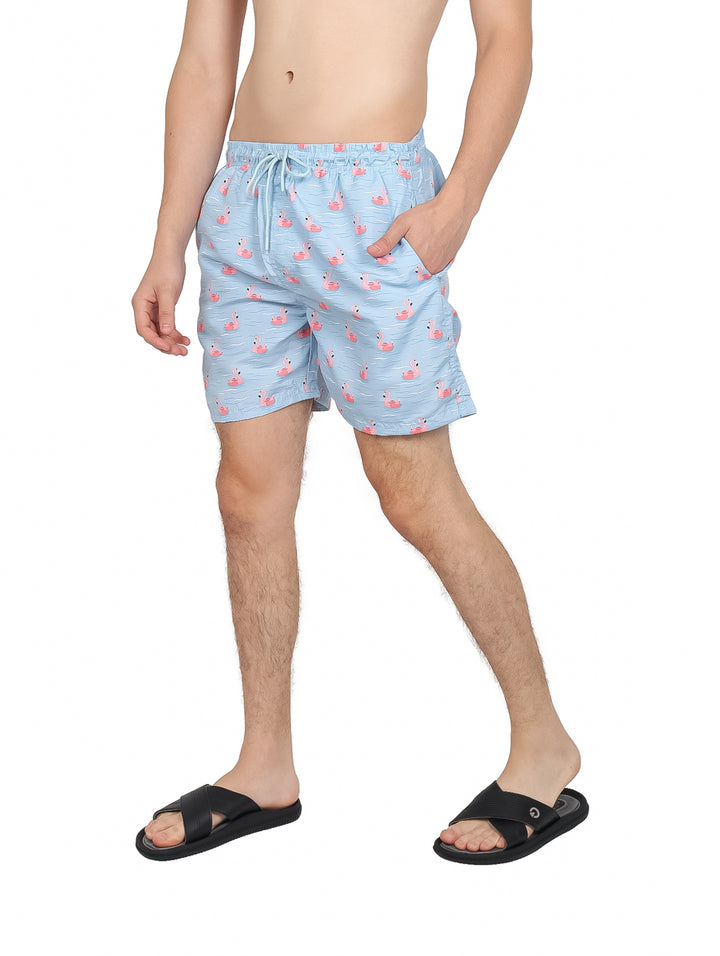 Traje de baño azul con estampado de flamencos rosas para hombre.