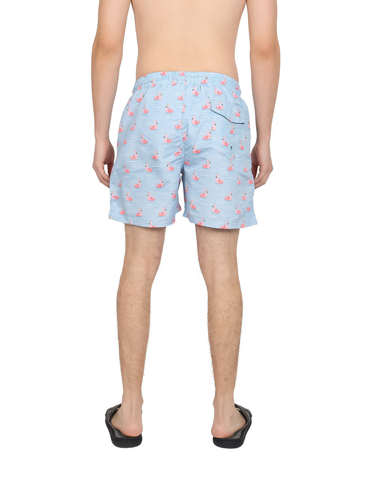 Traje de baño azul con estampado de flamencos rosas para hombre.