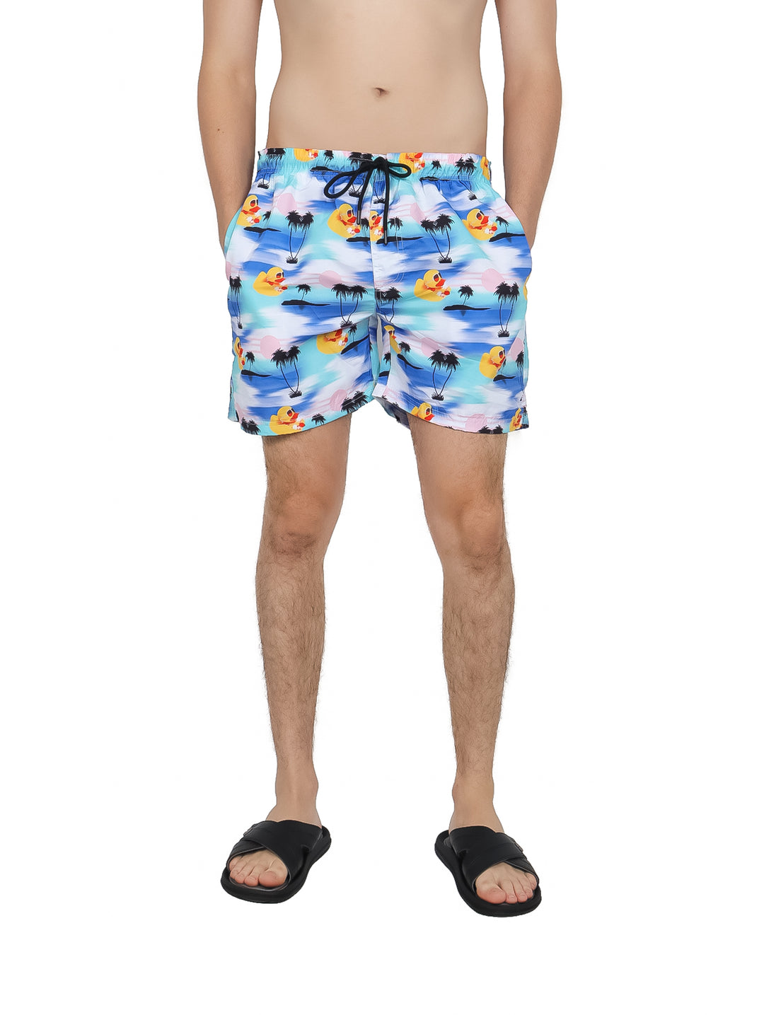 Traje de baño para hombre con estampado tropical de palmeras en tonos azul, rosa y amarillo.