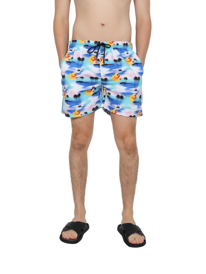 Traje de baño para hombre con estampado tropical de palmeras en tonos azul, rosa y amarillo.