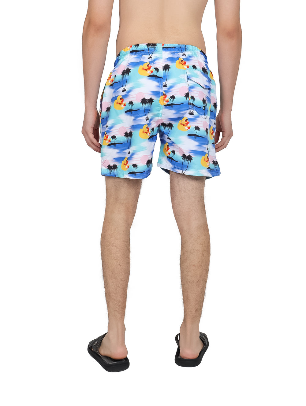 Traje de baño para hombre con estampado tropical de palmeras en tonos azul, rosa y amarillo.