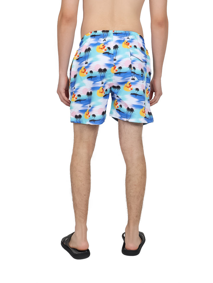 Traje de baño para hombre con estampado tropical de palmeras en tonos azul, rosa y amarillo.