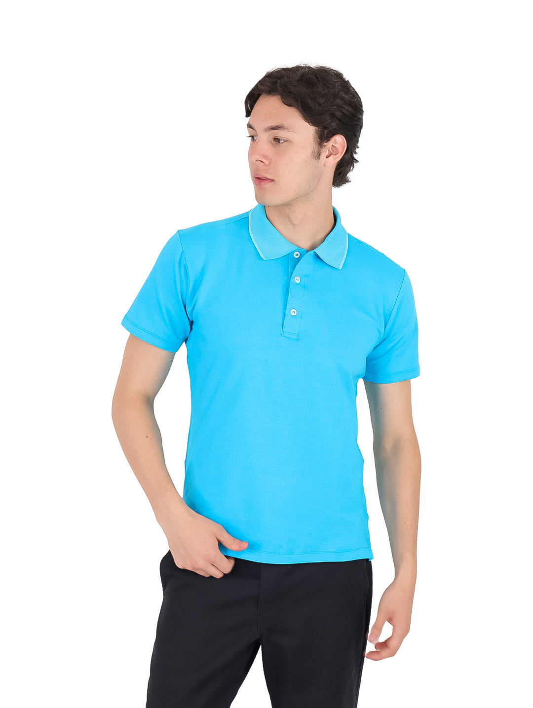 Hombre vistiendo una playera polo de manga corta en color turquesa con cuello y botones.