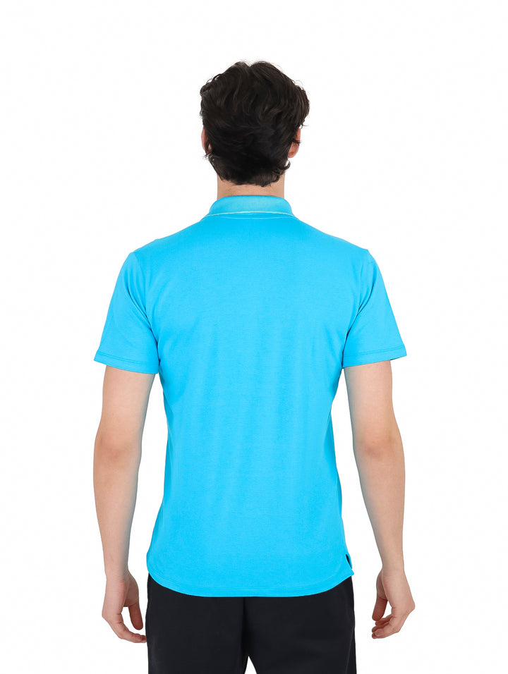 Hombre vistiendo una playera polo de manga corta en color turquesa con cuello y botones.