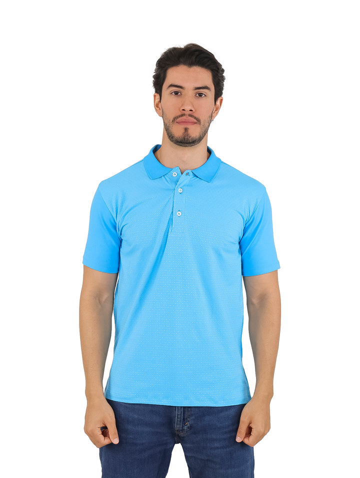 Hombre vistiendo una playera polo de color turquesa con cuello y botones.