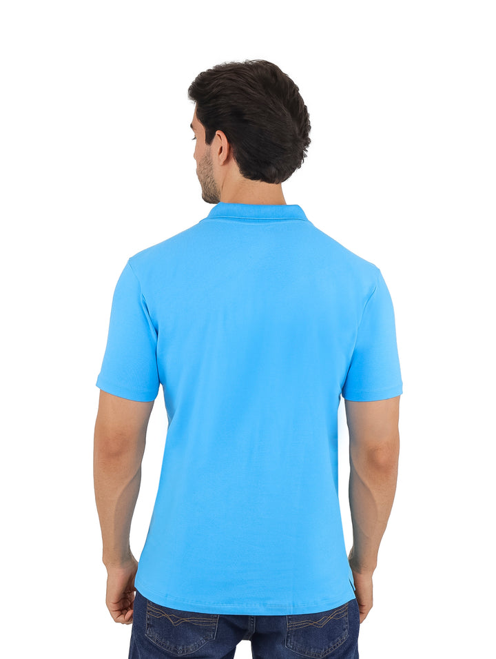 Hombre vistiendo una playera polo de color turquesa con cuello y botones.