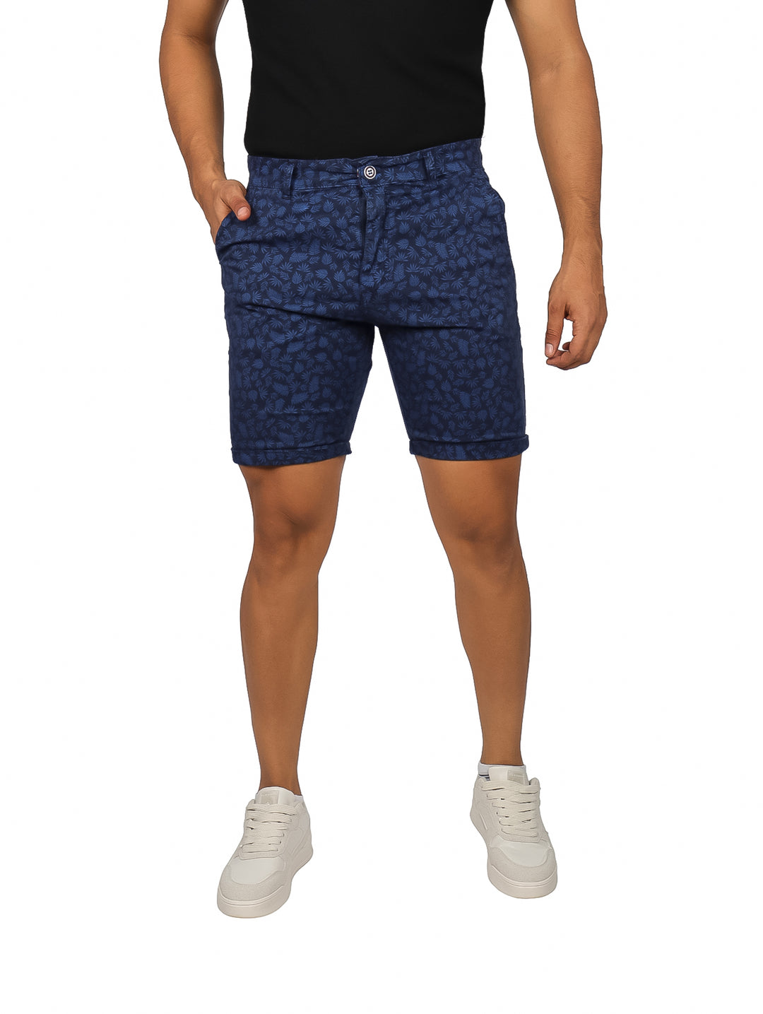 Hombre vistiendo bermudas azules con estampado de hojas de la marca American Fly.
