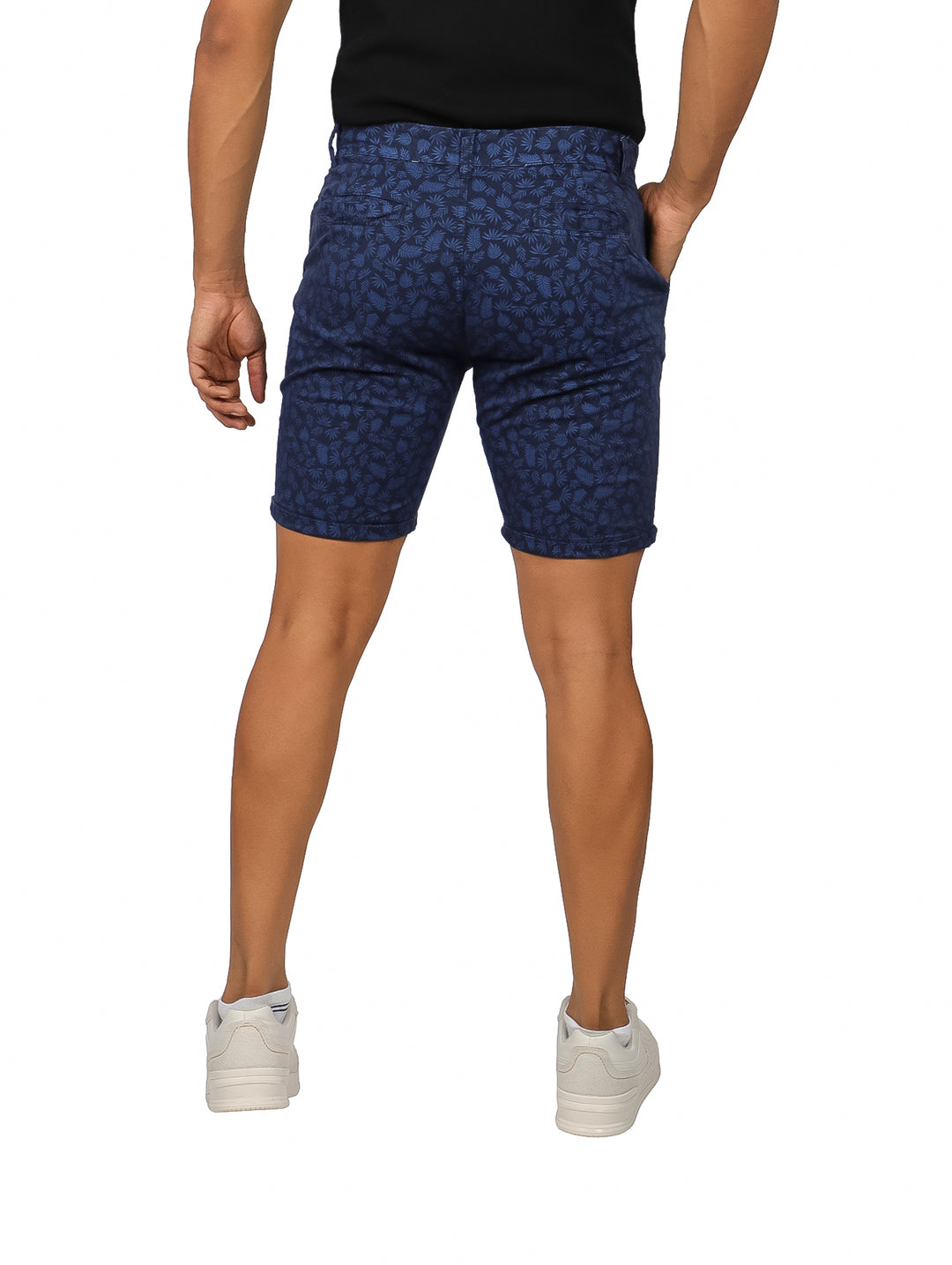 Hombre vistiendo bermudas azules con estampado de hojas de la marca American Fly.