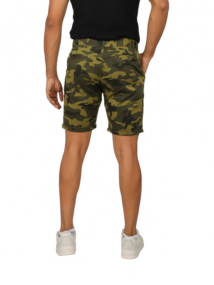 Bermuda de camuflaje militar en tonos verdes y cafés para hombre, estilo casual.