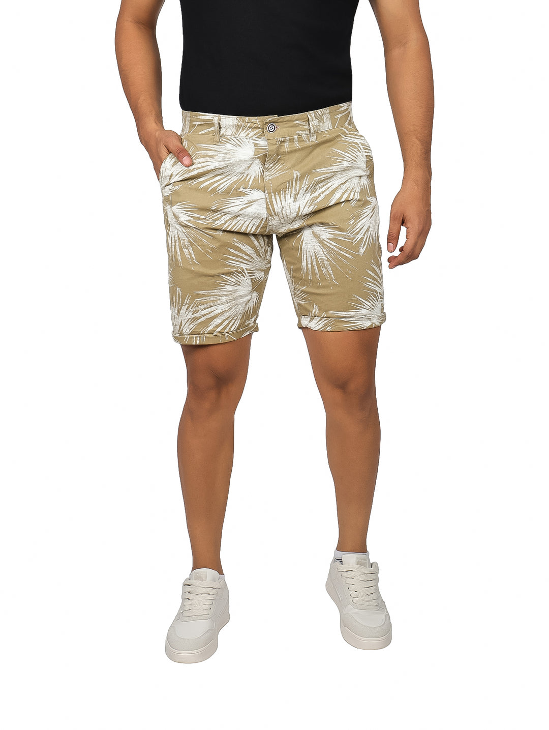 Bermuda color kaki con estampado de hojas de palmera blancas.