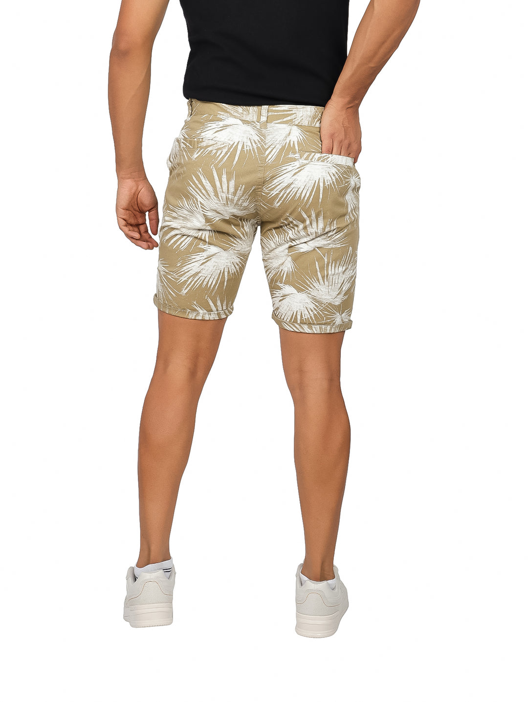 Bermuda color kaki con estampado de hojas de palmera blancas.