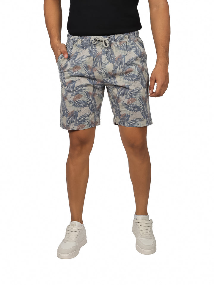 Hombre vistiendo bermudas grises con estampado de hojas y cordón ajustable en la cintura.