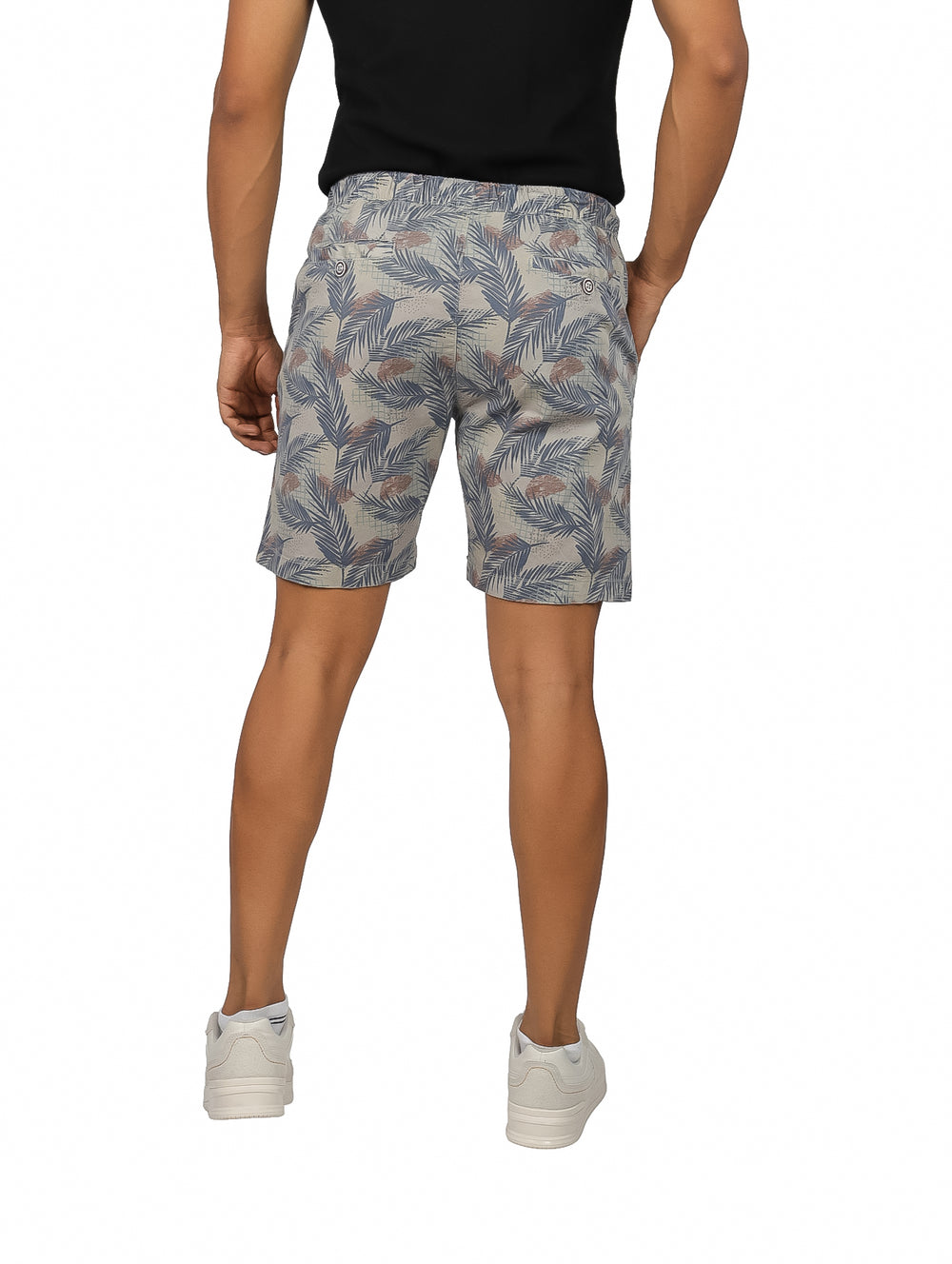 Hombre vistiendo bermudas grises con estampado de hojas y cordón ajustable en la cintura.