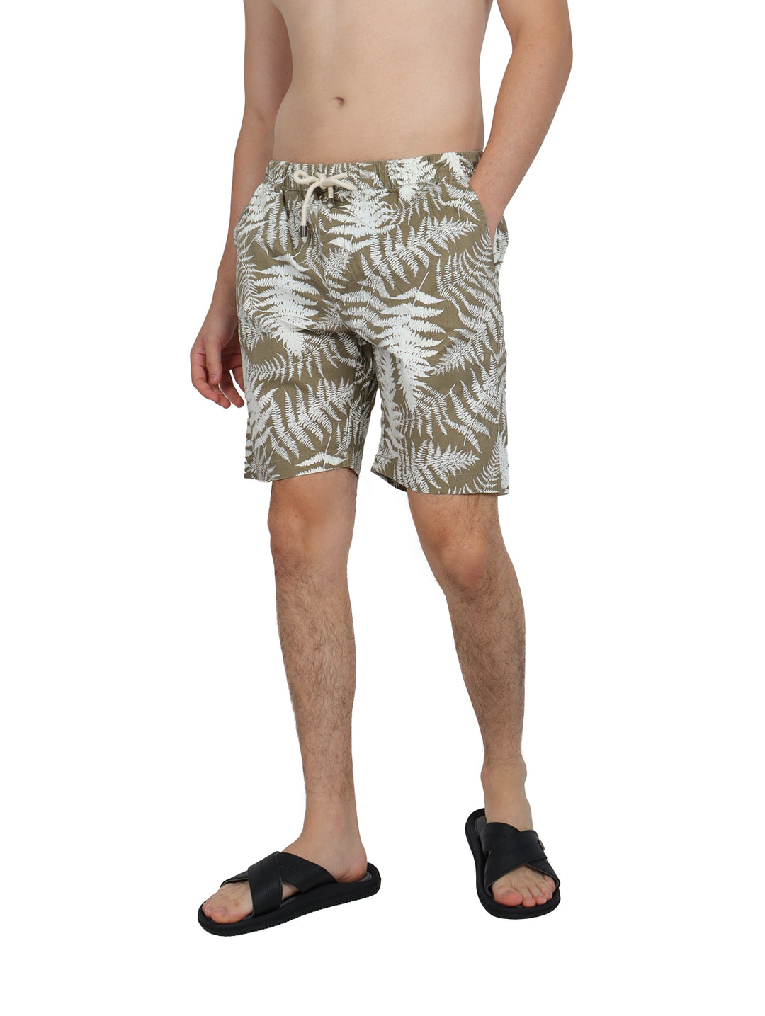 Bermudas color café con estampado de hojas blancas y cordón ajustable en la cintura.