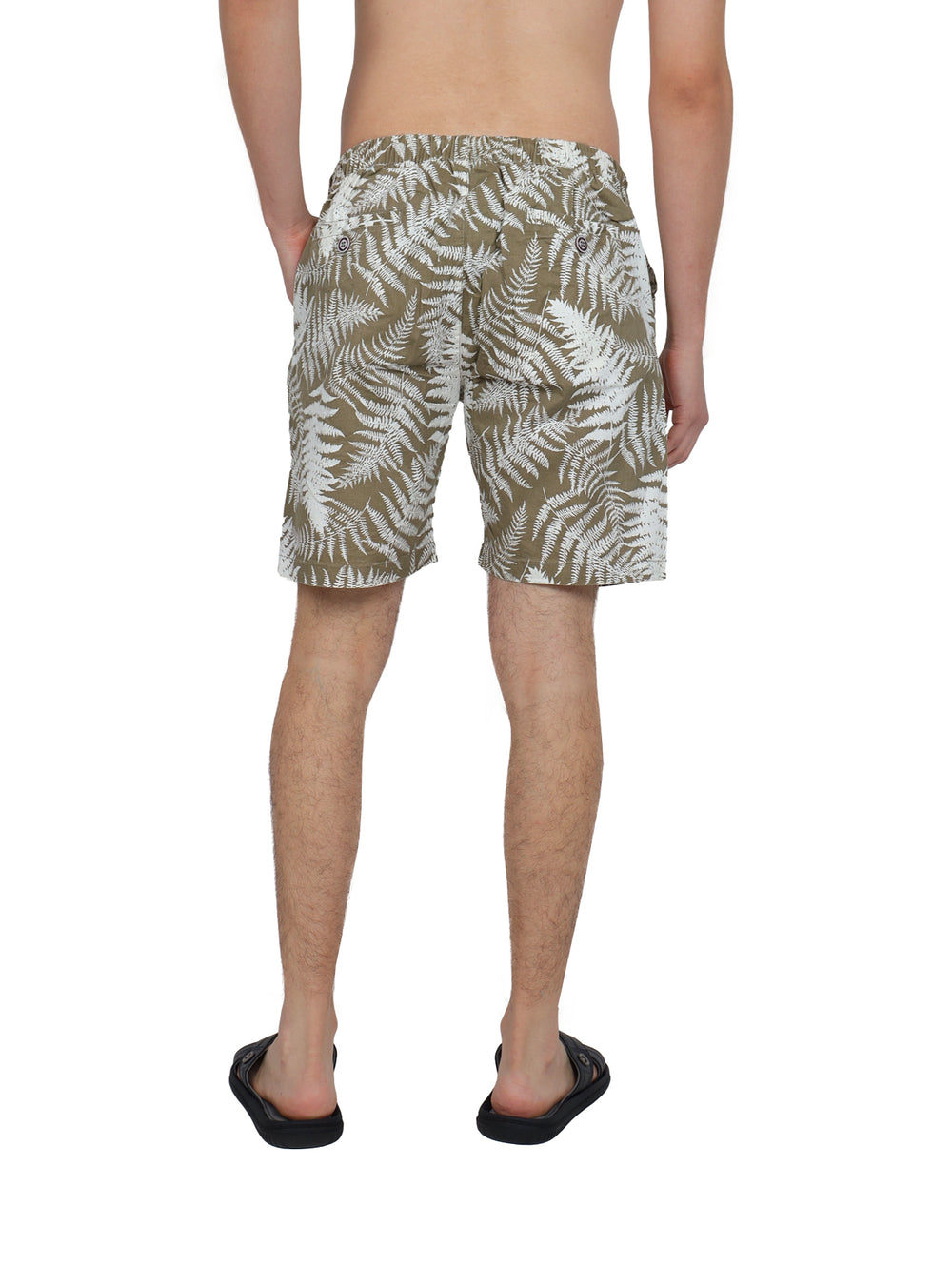 Bermudas color café con estampado de hojas blancas y cordón ajustable en la cintura.