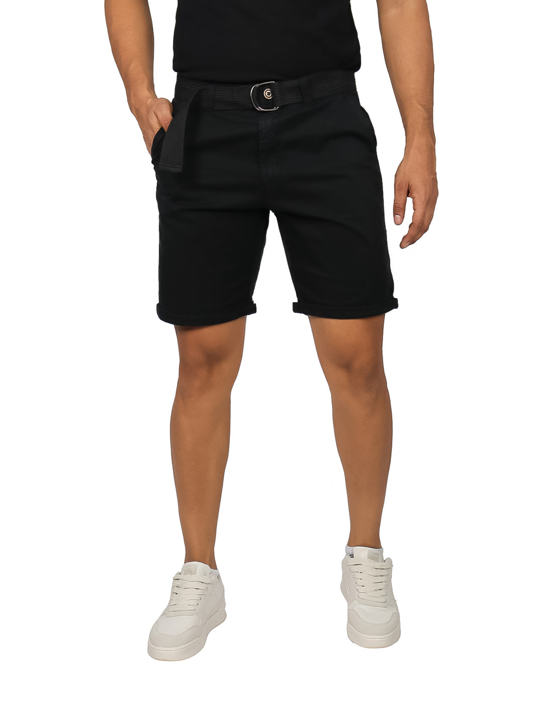 Hombre vistiendo bermudas negras con cinturón a juego.