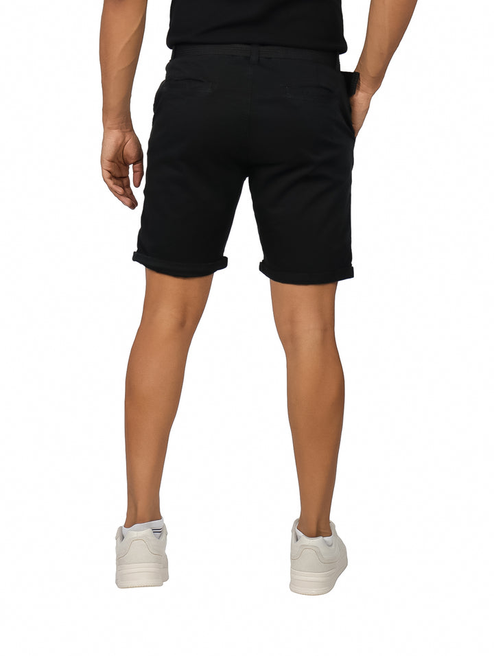 Hombre vistiendo bermudas negras con cinturón a juego.