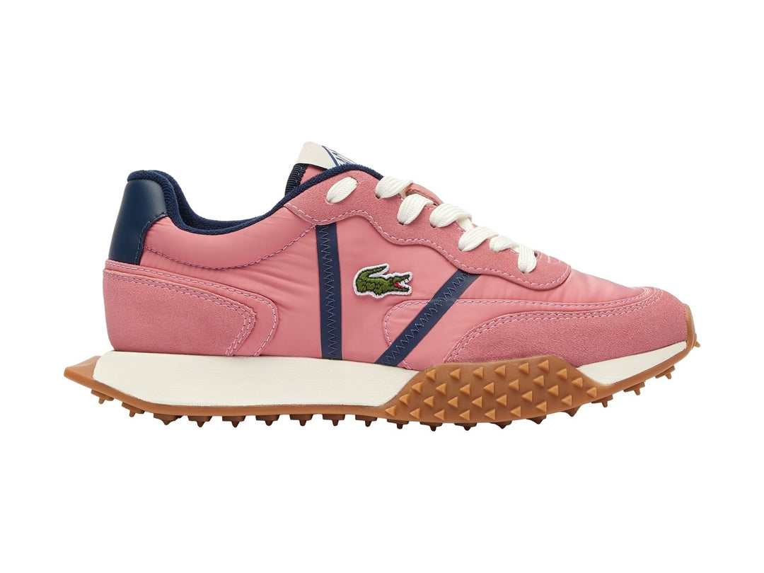 Tenis Lacoste color rosa con detalles en azul marino y suela café con relieve dentado.