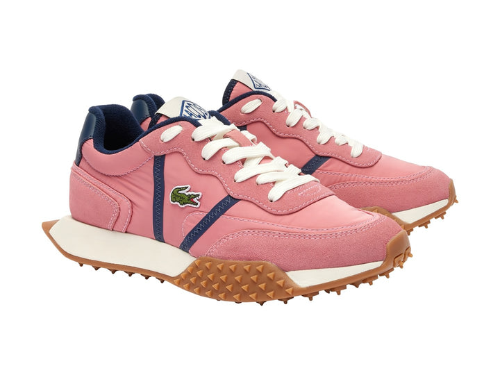 Tenis Lacoste color rosa con detalles en azul marino y suela café con relieve dentado.