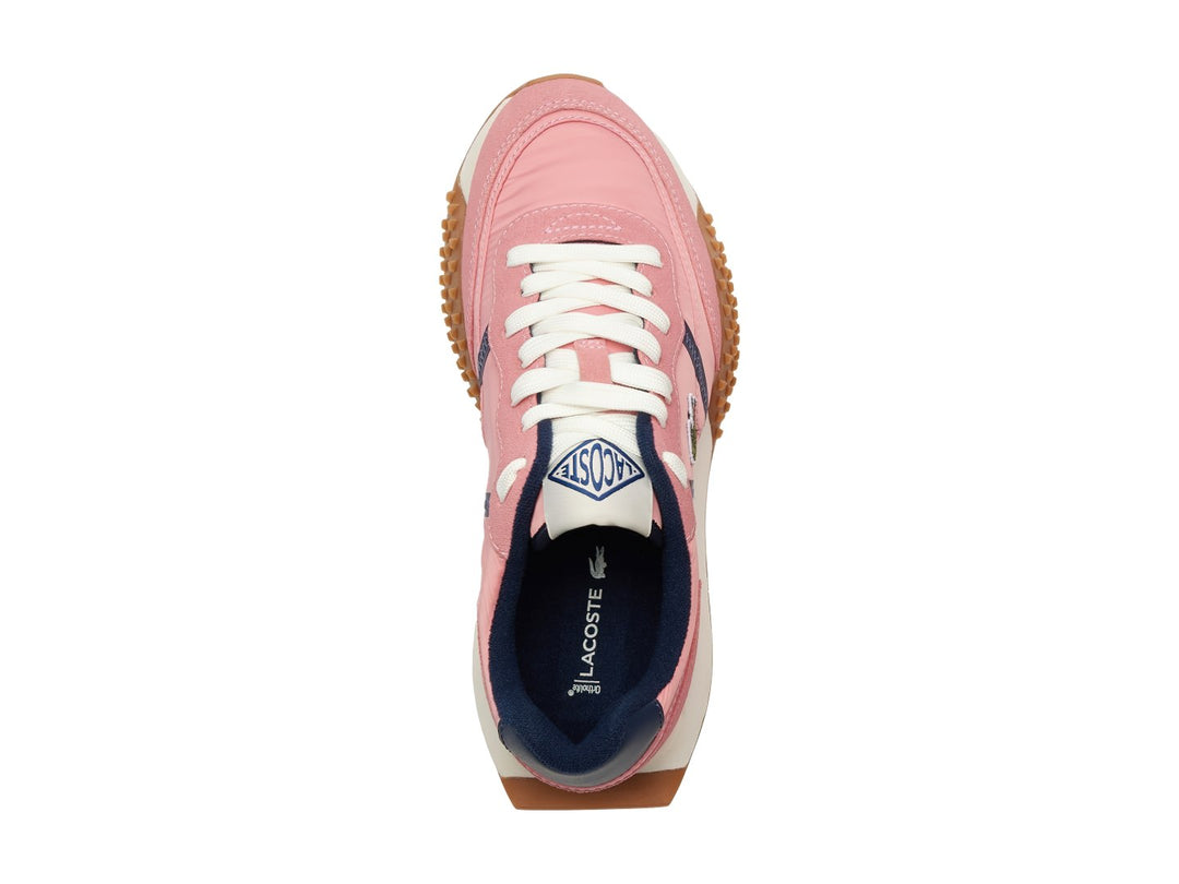 Tenis Lacoste color rosa con detalles en azul marino y suela café con relieve dentado.