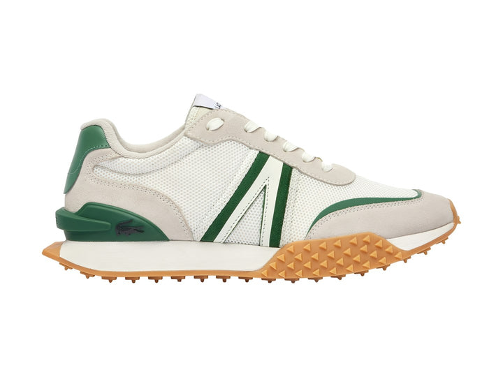 Tenis Lacoste blancos con franjas verdes y suela marrón con textura de relieves.