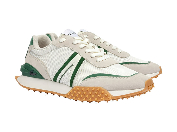 Tenis Lacoste blancos con franjas verdes y suela marrón con textura de relieves.