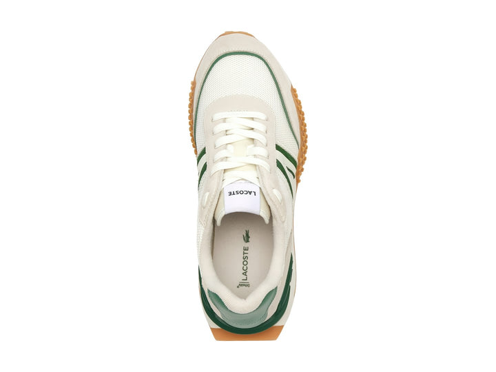 Tenis Lacoste blancos con franjas verdes y suela marrón con textura de relieves.