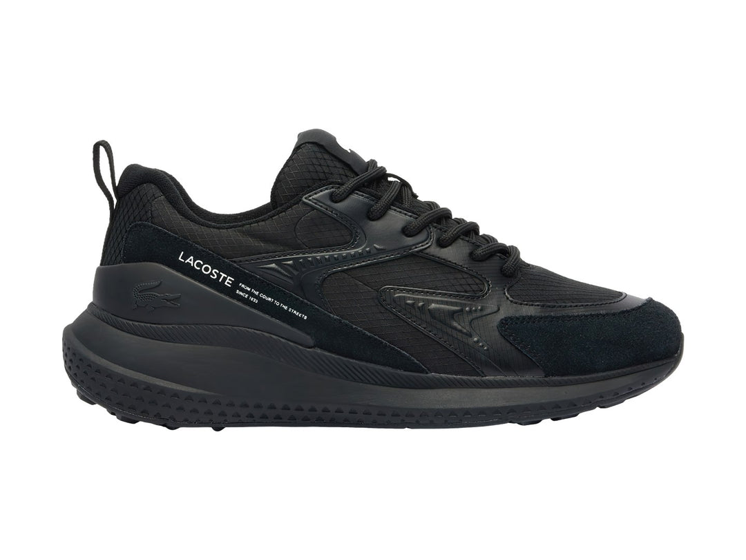 Tenis deportivos Lacoste color negro con detalles de malla y suela robusta.