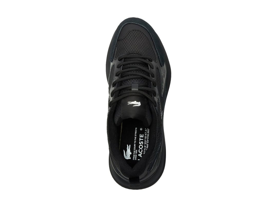Tenis deportivos Lacoste color negro con detalles de malla y suela robusta.